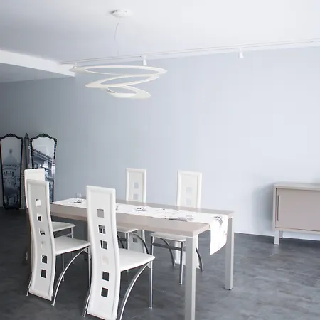 Art ベッド・アンド・ブレックファスト 3*