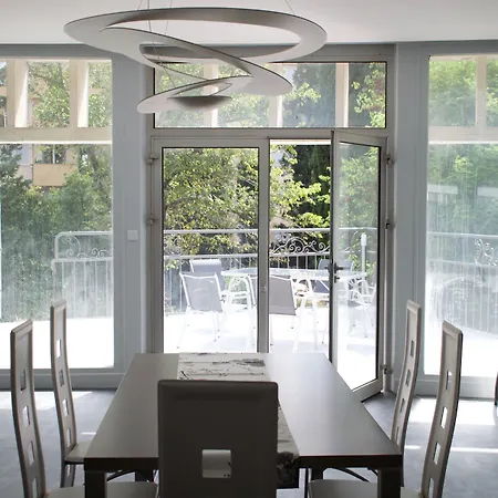 ベッド・アンド・ブレックファスト Art 3*